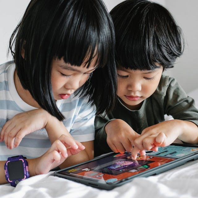 Duas crianças usando um tablet